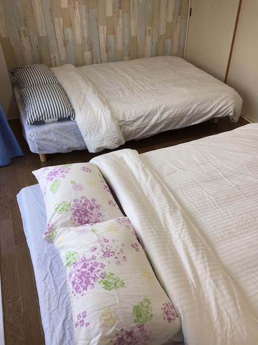 2 semi double beds.