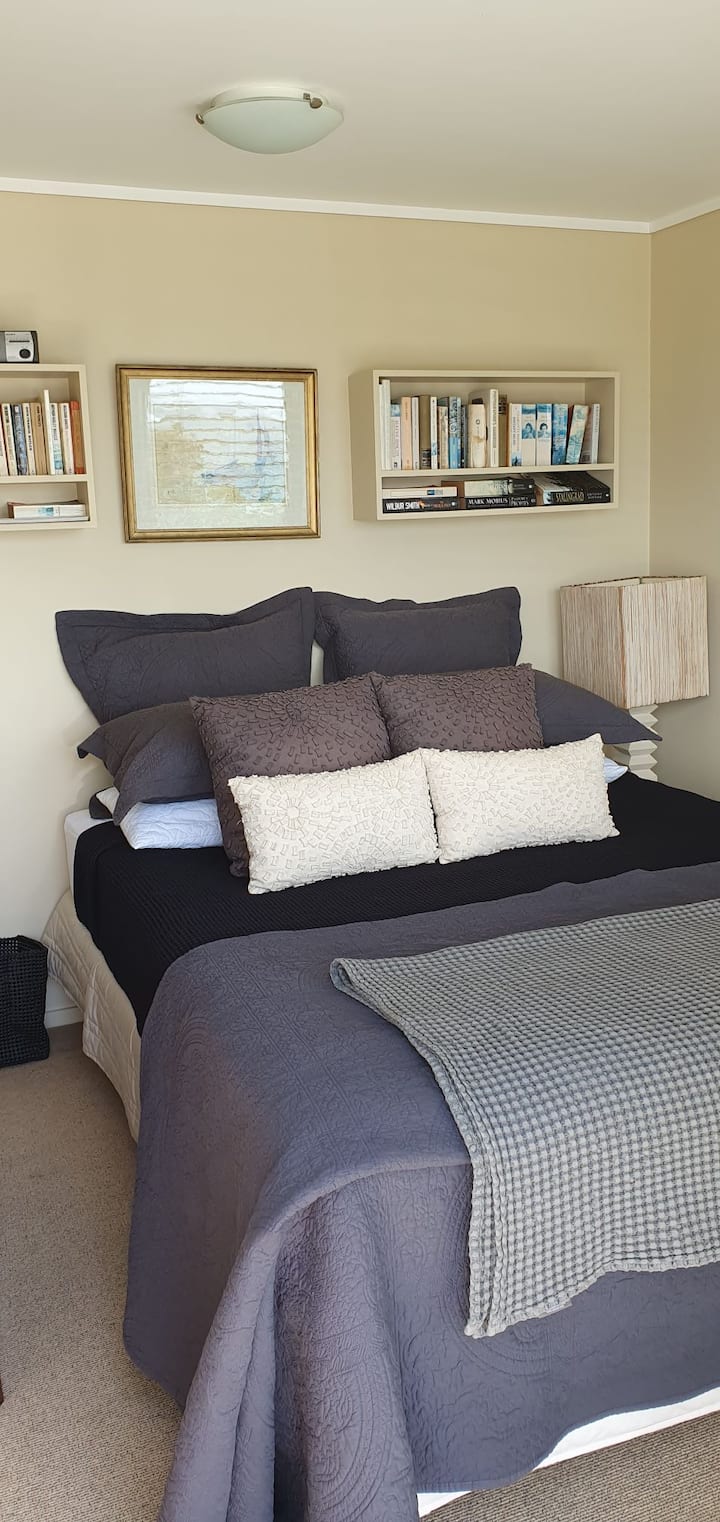 Спална соба со брачен кревет (спална соба 4 долу)