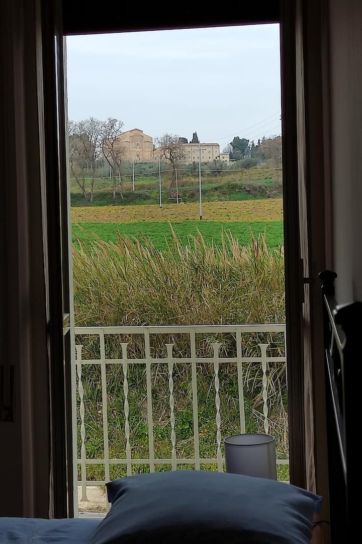 Spálňa s výhľadom na opátstvo San Giovanni na Venuši.
