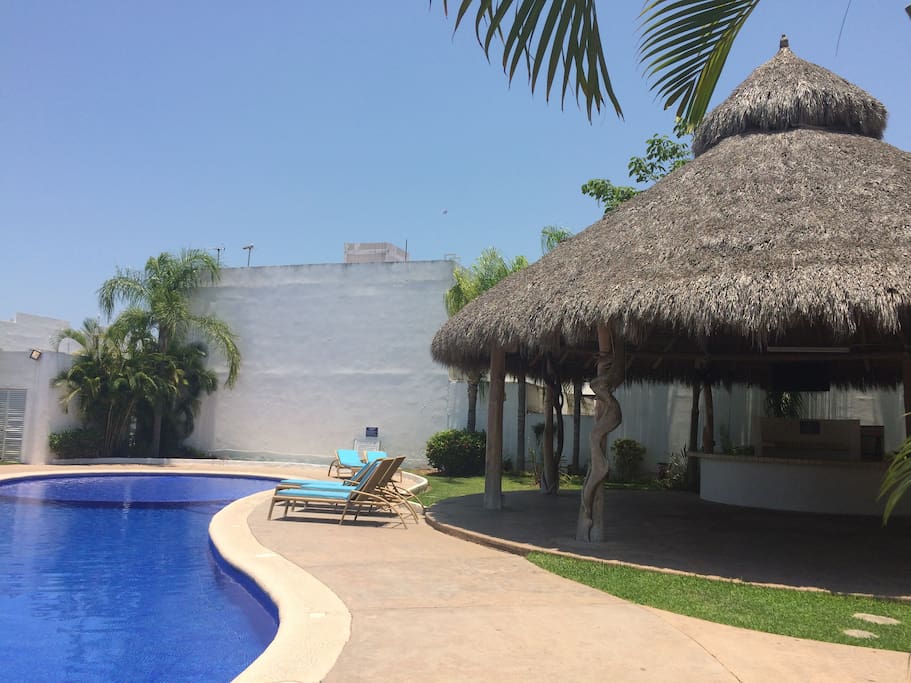 Palapa con T.V. ventiladores, mallas de sombra, barra fria para la preparación de alimentos, asador ...