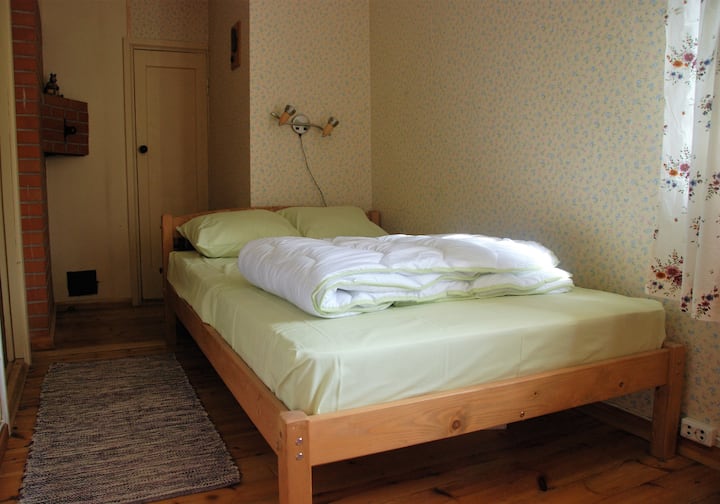 卧室很安静，没有外面的噪音。 140厘米宽的床