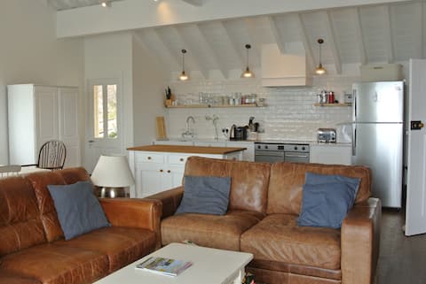 Top performing Airbnb: Hope Cove, sleeps 2-9, fab sea views, pet friendly in South Hams