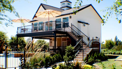 Cottage Pool House, Large Balcony, Separate Unit