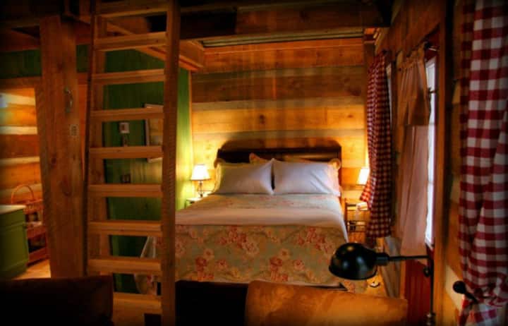 Comodo letto matrimoniale al piano principale.