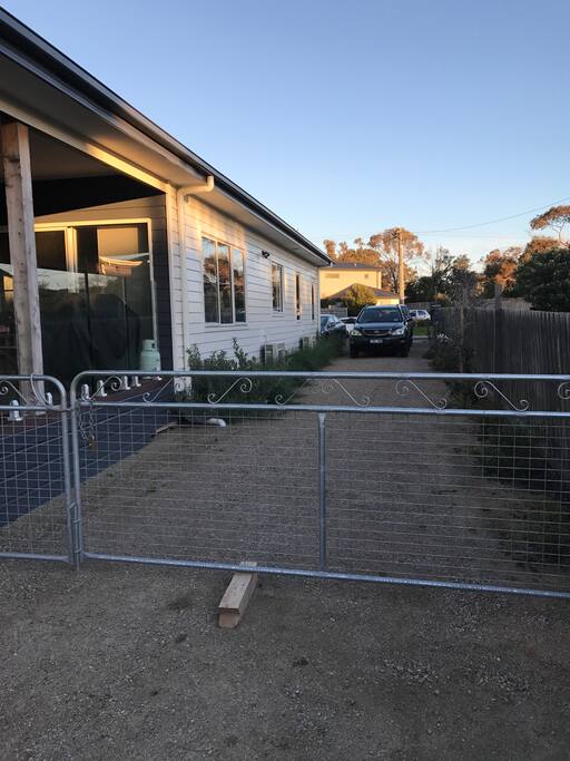 Long Driveway can accommodate up to 5 cars