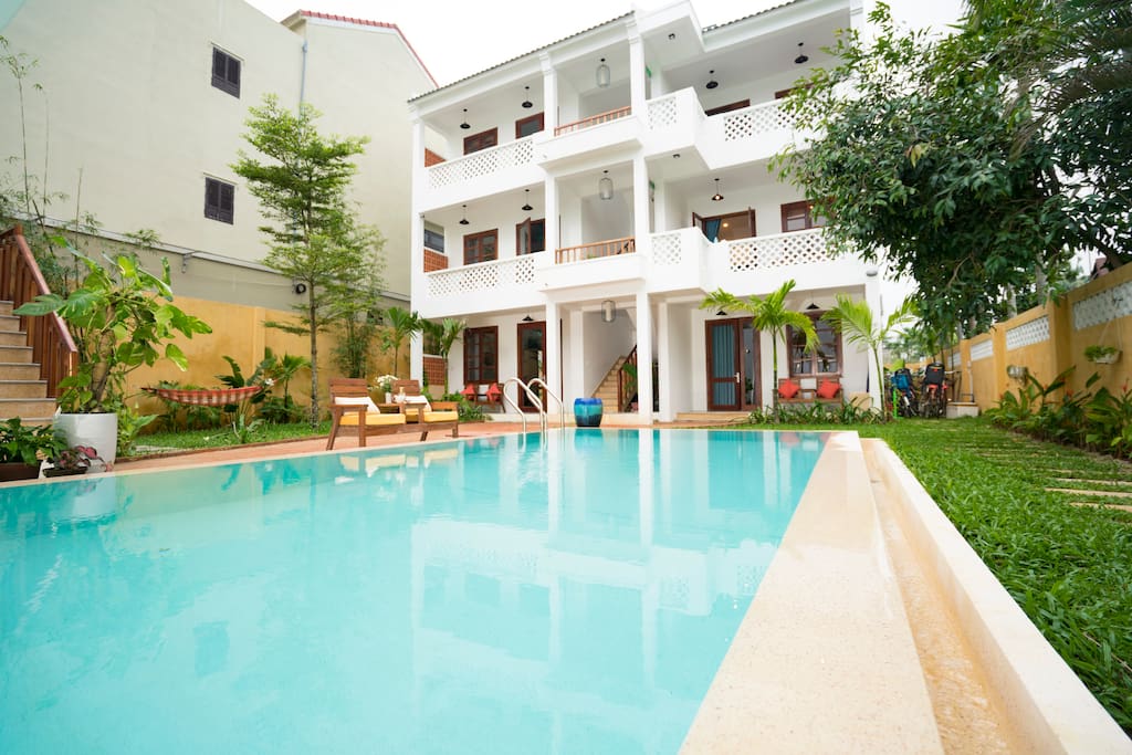 Bể bơi trong vườn. Vườn xung quanh bạn