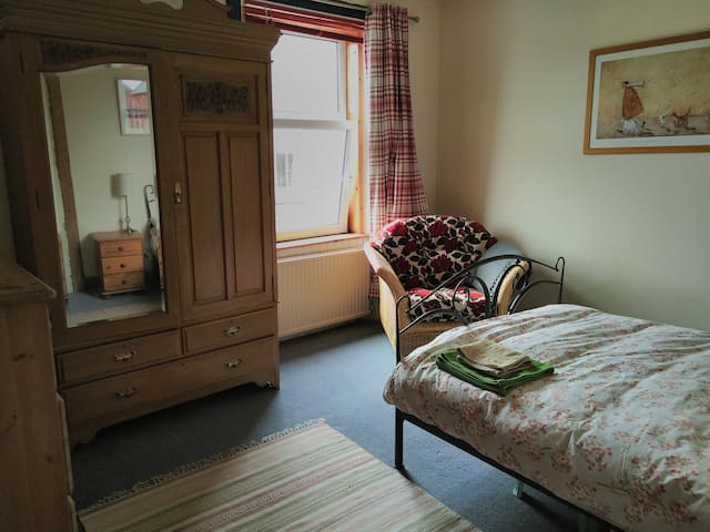 Double room in family home, 5 mins to town centre