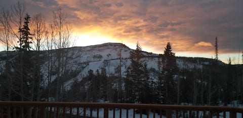 Ski In/out Paradise Run.  
Pets Welcome!
Best view