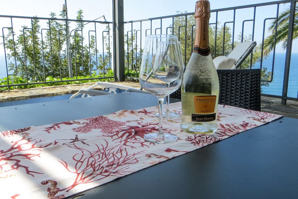 Terrazzo giardino con vista mare