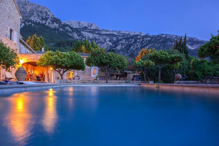 Finca with large pool and fully lit tennis court gallery image 2