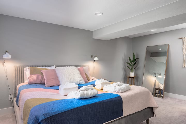 اكتشف غرفة النوم الرئيسية الحقيقية، التي تقع في الطابق السفلي، وتوفر مستوى لا مثيل له من الفخامة والخصوصية. يتميز هذا الملاذ الفسيح بخزانة ملابس، مما يوفر مساحة تخزين واسعة لممتلكاتك ويسمح لك بالحفاظ على معيشتك 