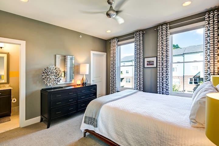 בחדר השינה השני יש מיטת קווין סייז וחדר רחצה ושירותים עם אמבטיה.