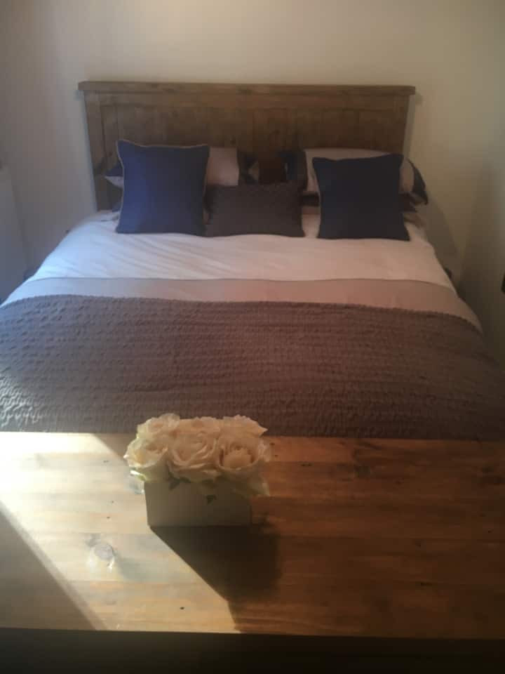 Spálňa 1 s terasovými dverami na terasu s výhľadom na rieku má tiež televízor