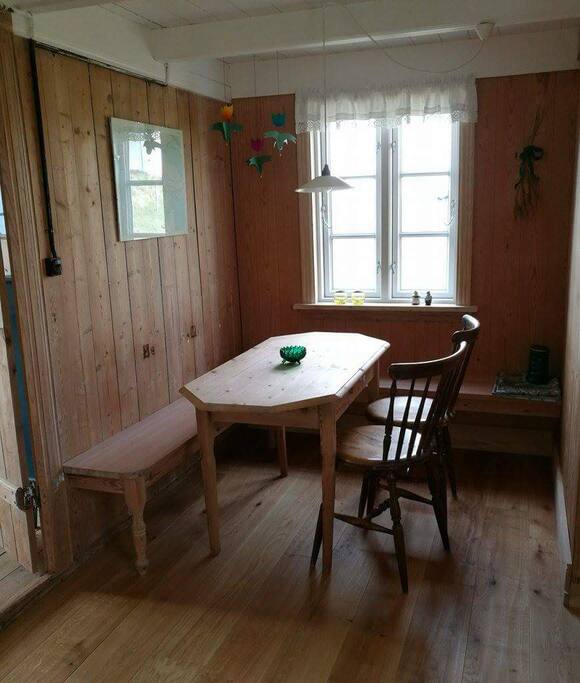Hyggelig spisekrog i køkkenet.