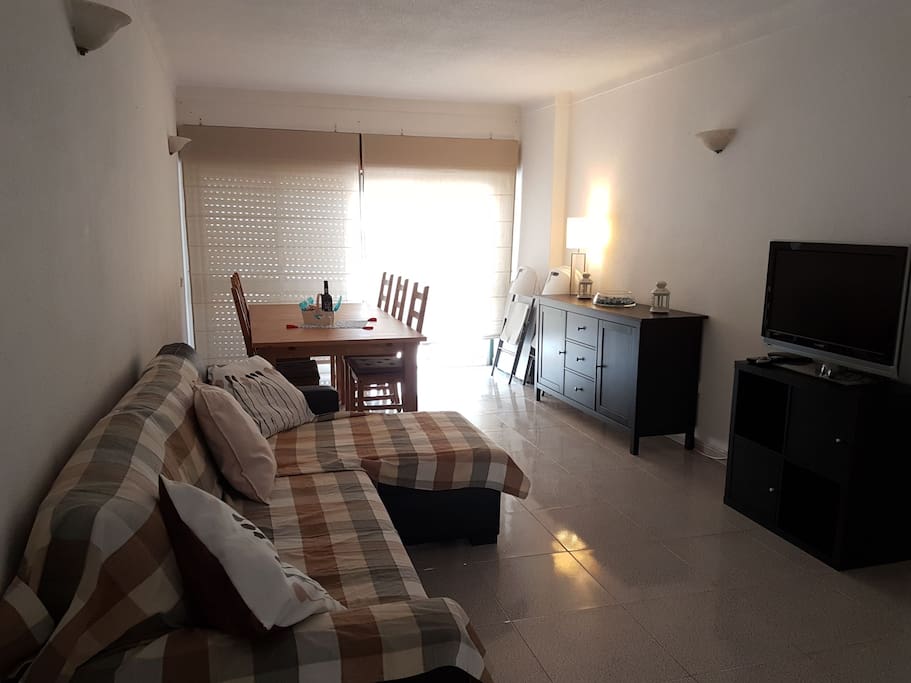 Living/Dining Room & Balcony - Sala de Estar/Refeiçoes e acesso a terraço