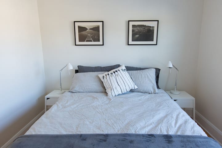 בחדר השינה עם החשיפה הצפונית יש מיטת קווין סייז עם מזרן ספוג זיכרון בגודל 12אינץ ', כרבולית בסגנון אירופאי (מילוי אלטרנטיבי), סדיני כותנה, שתי כריות במבוק עם ספוג זיכרון רך, שתי כריות סטנדרטיות בינוניות (מילוי אלרגני לא אלרגני) ושמיכה נעימה של פשפשים כדי לחמם אתכם ולטעום.  יש שידה בארון למי שרוצה לפרוק. אמנות קיר של הצלם המקומי דייוויד אוון. 