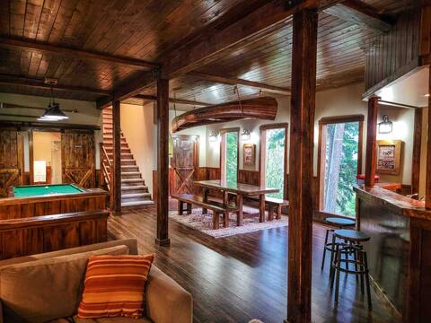 Lodge in "The Woods Nelson" with Lake Views