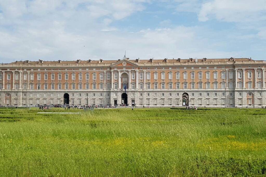 Reggia, del Re di Napoli e Sicilia (Borbone), residenza estiva con 1200 stanze.