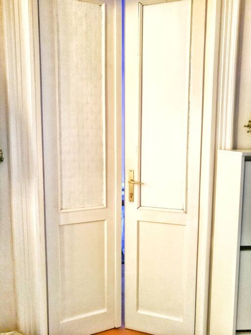Lockable double door to the guest room.