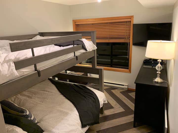  Nové dvojposteľové matrace s manželskou posteľou Queen a poschodovou posteľou Queen (jún 2021). V týchto poschodiach z masívneho dreva s ostrou čistou posteľnou bielizňou sa dobre vyspíte.  Dospelí a dospievajúci budú pohodlní v hornej a dolnej časti s priestorom na natiahnutie.