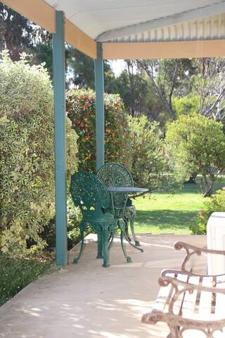 Swan Cottage- 2 bedroom gallery image 4