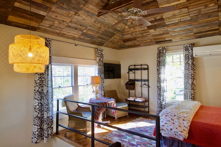 Studio Apt in Historic Fairmount