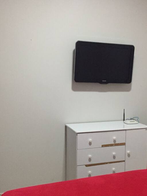 Quarto com uma cama de casal e tv