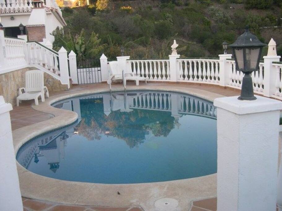 PISCINA CON VISTAS AL MAR Y MONTAÑA