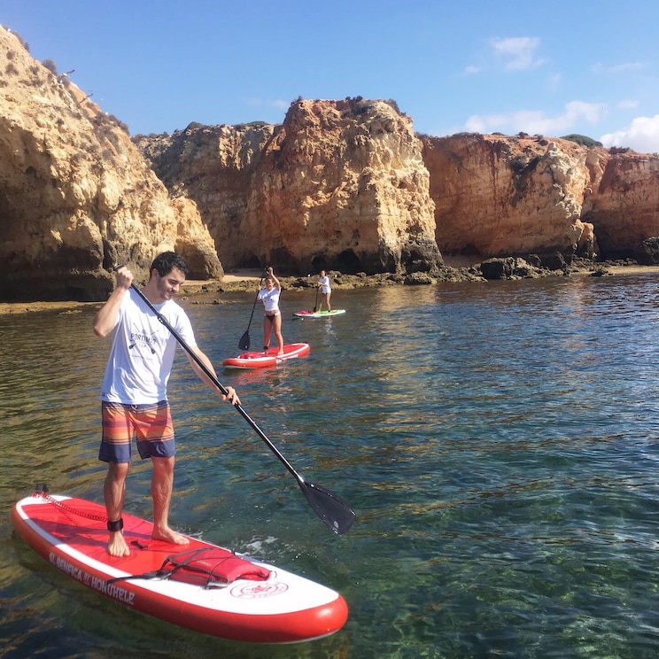 Show full-screen, host-provided image