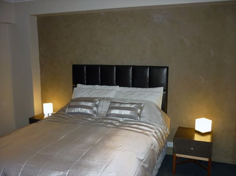 Bedroom with 1 queen bed