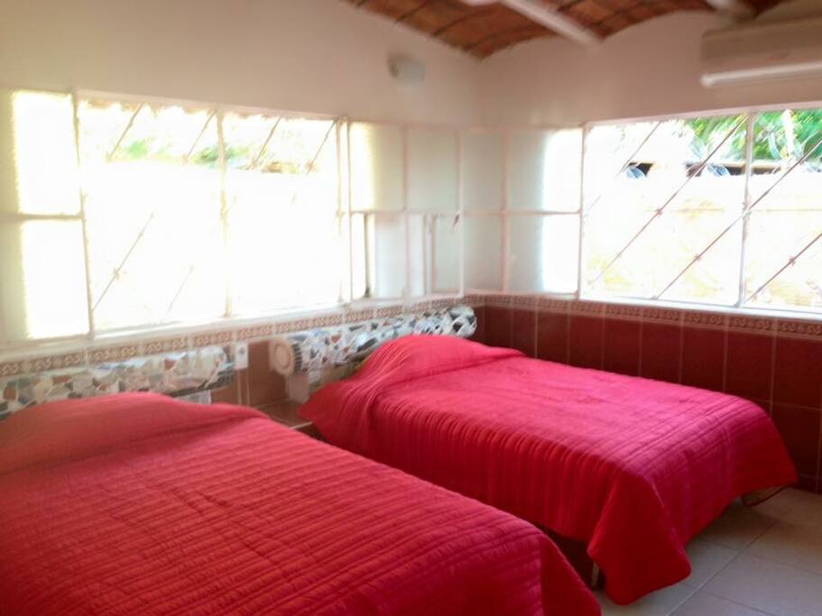 Un cuarto con ventanas grande justo en frente de los jardines para viajeros o vacacionistas ideal para descansar del ruido y contaminación