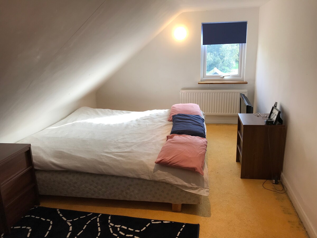 Spacious Loft BedroomSuperKing Bed + Single Bed Houses for Rent in Much Hadham, England