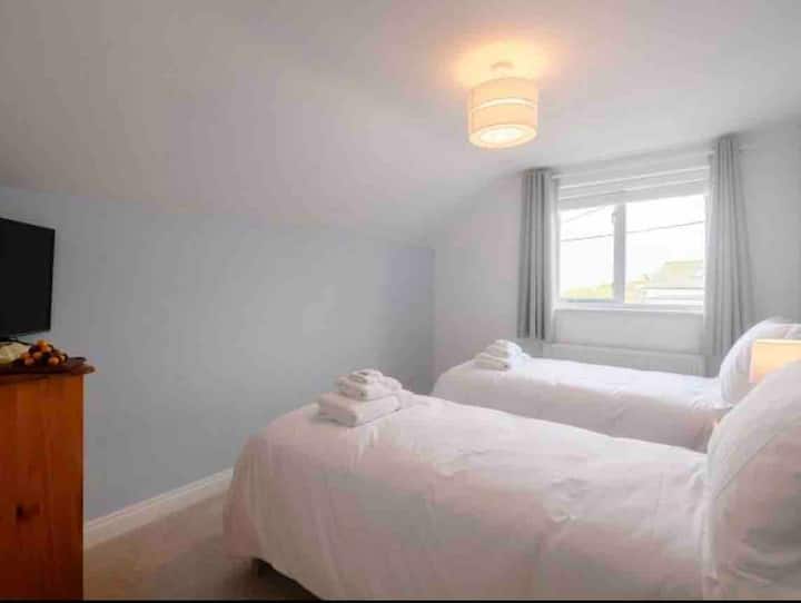 Dhoma e dytë e gjumit me pamje nga deti.. krevat super i rehatshëm që mund të vendoset si mbret ose 2 teke 