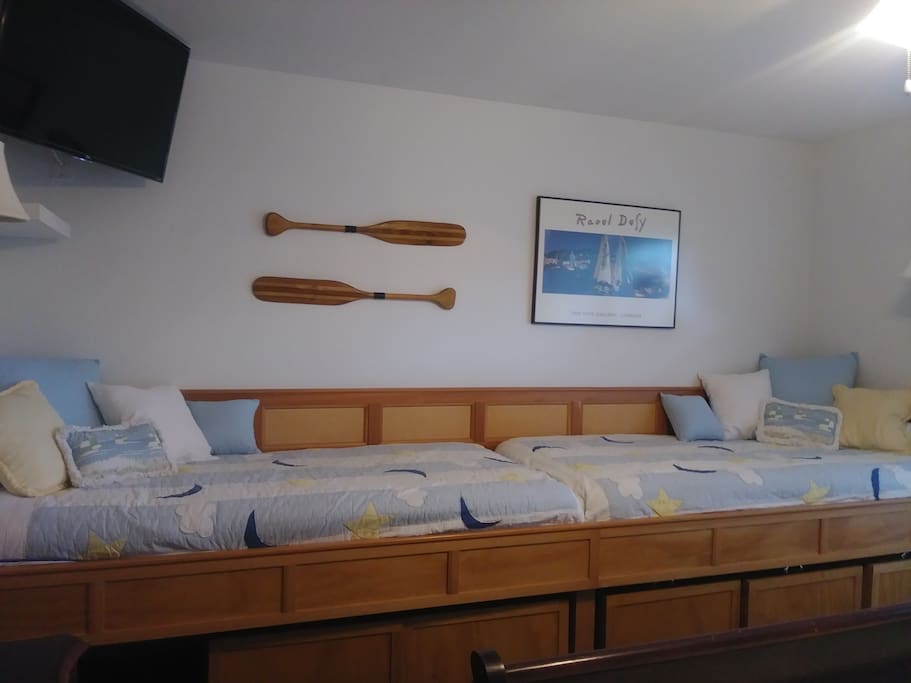 2 twin beds in guest room