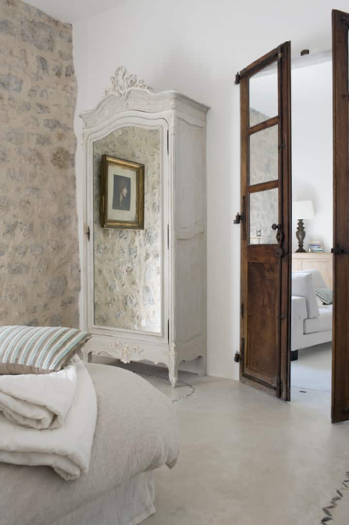 Dormitorio 2. Mirando por la puerta hacia la sala de estar.