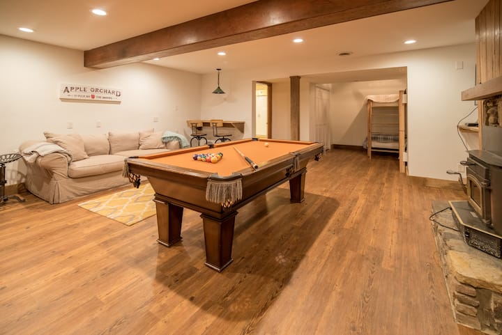 ห้องสันทนาการเป็นสถานที่ที่ดีเยี่ยมในการสนุกสนานเดินออกไปบนลานเพื่อพักผ่อนและมีเตียงสองชั้น 4 เตียงพร้อมห้องน้ำ