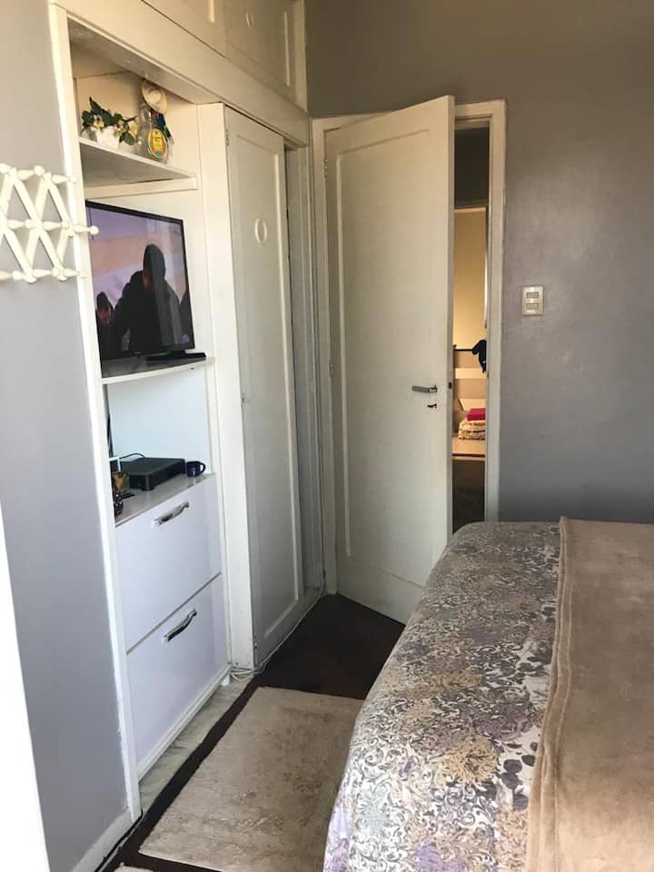 Televisión con red en el dormitorio de la pareja