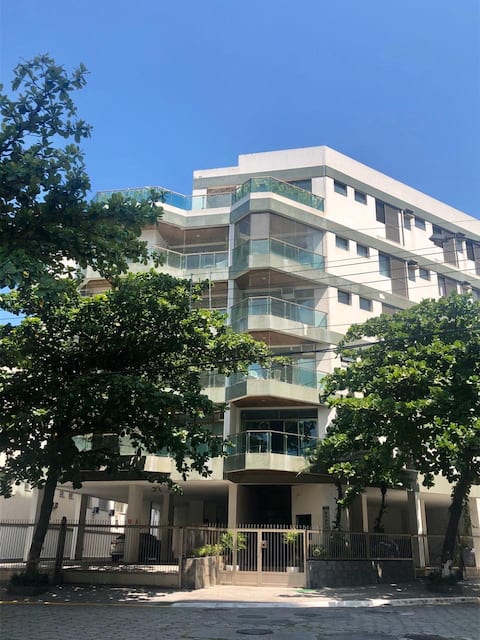 Airbnb em destaque: Beautiful apartment 180m2 4 bedrooms 3 suites. 2 blocks from the beach! em Guarujá