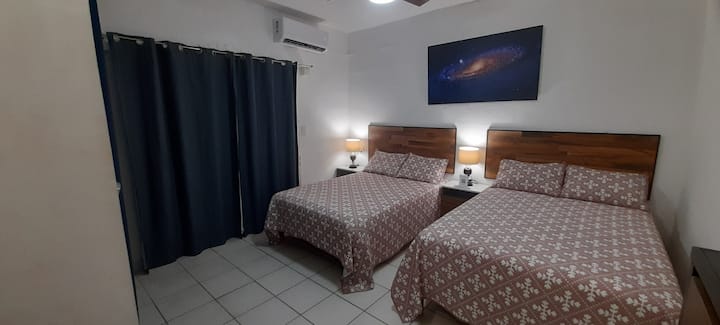 Chambre 1. Avec deux lits doubles et Air Conditionné. 