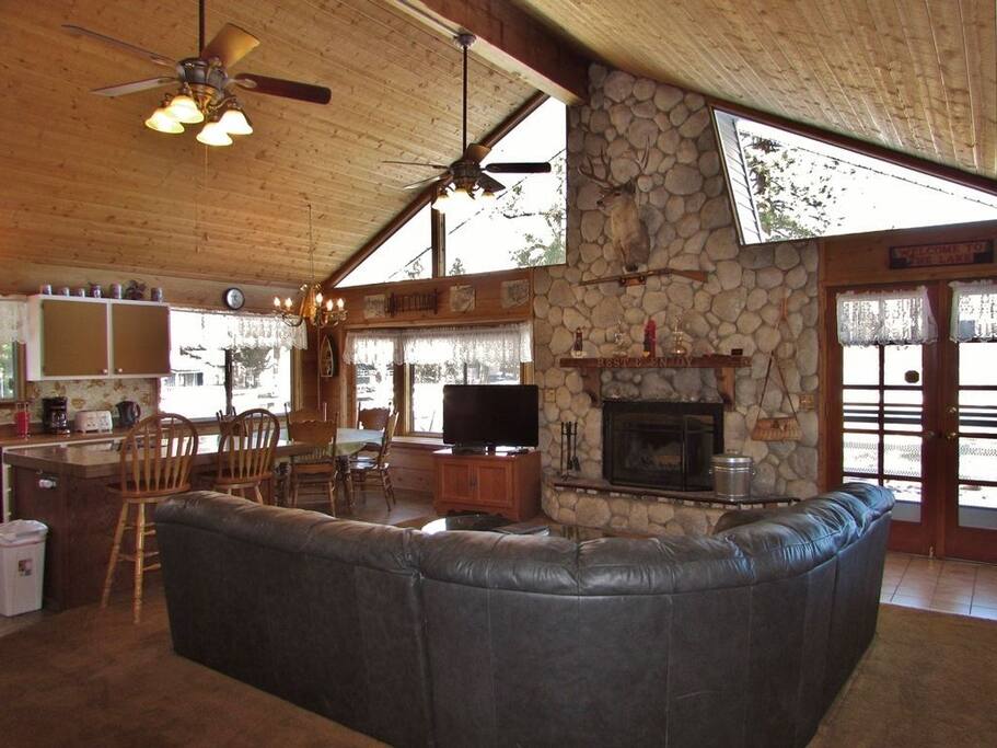 Cozy Living Room - Flat Screen TV & Fireplace