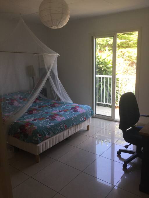 Chambre à l'étage avec climatiseur et lit en 160