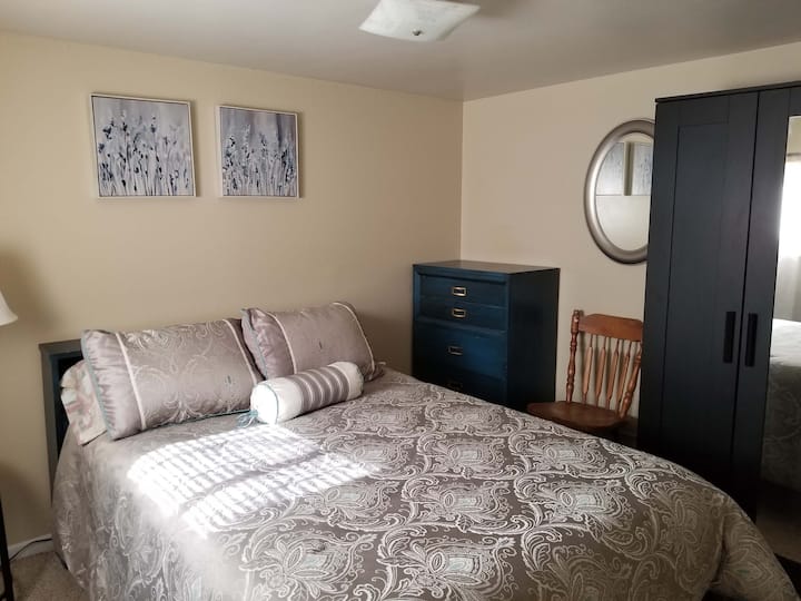 غرفة نوم بسرير مزدوج