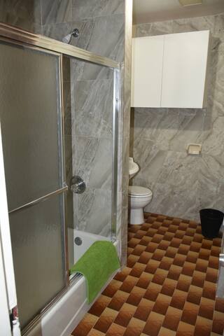 4bdr 1 bath apartment, Hudson Yards, 63F gallery image 2