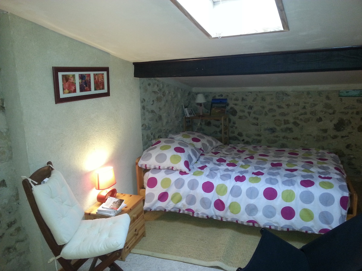 Спалня със 140 см легло, гардероб и бюро (втори етаж)