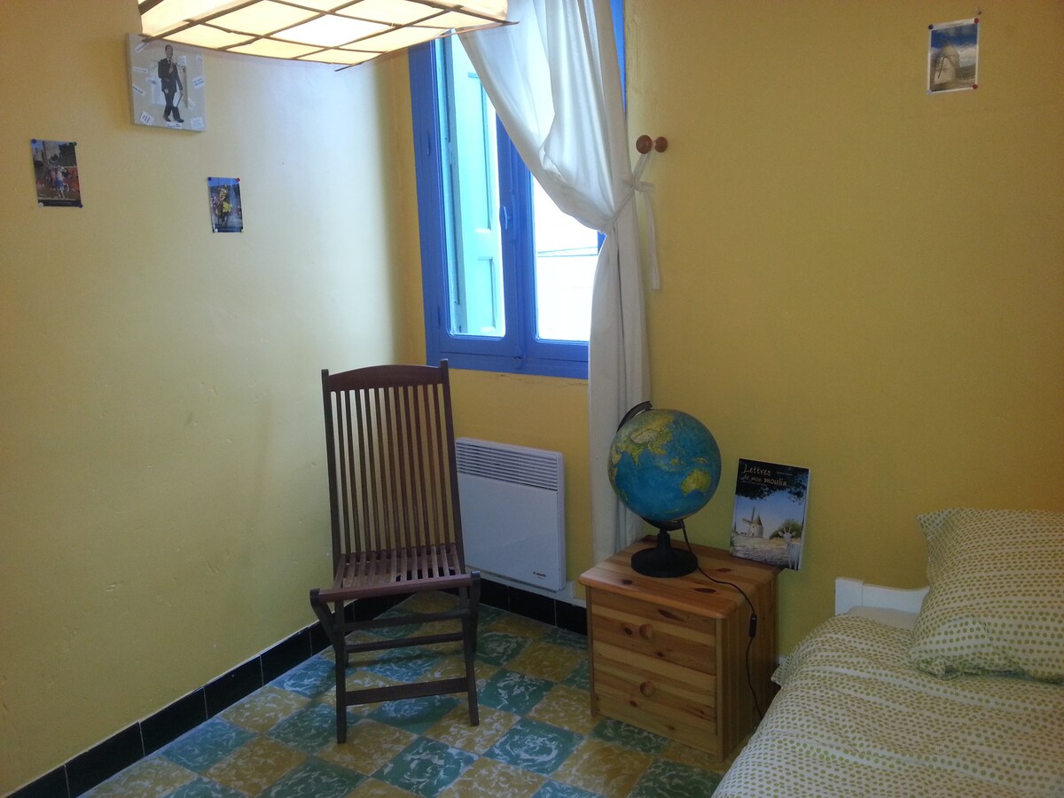 Спалня с две 90 - сантиметрови разтегателни легла и гардероб (1 - ви етаж)