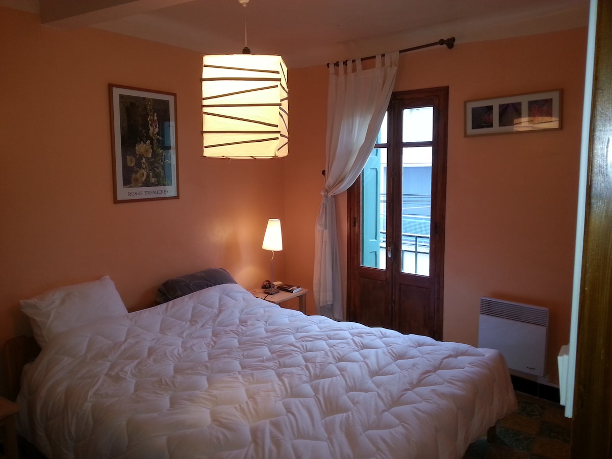 Спалня със 160 см легло и гардероб (1 - ви етаж)