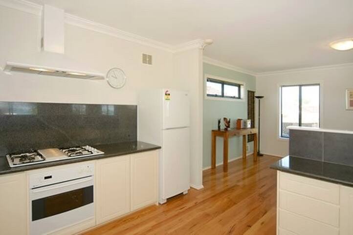 Island View Beach House – Premium Beach Front gallery image 4