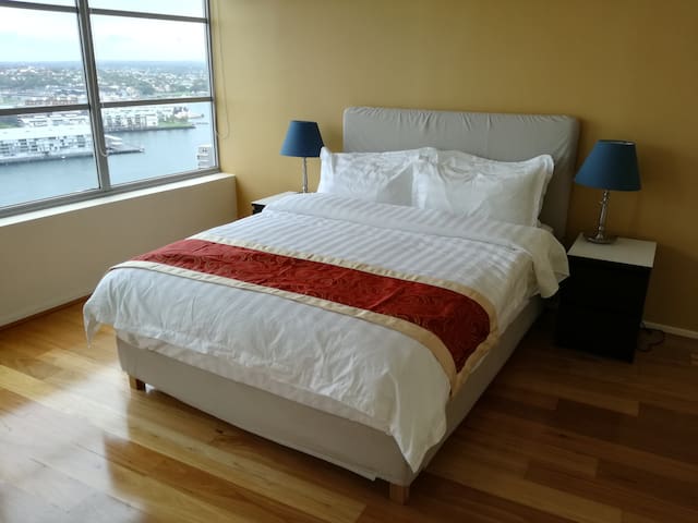 Water view CBD apartment with 4 beds & 2 bath