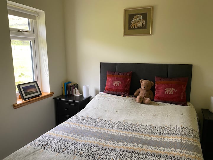 La camera da letto più piccola con letto matrimoniale e vista sul campo 