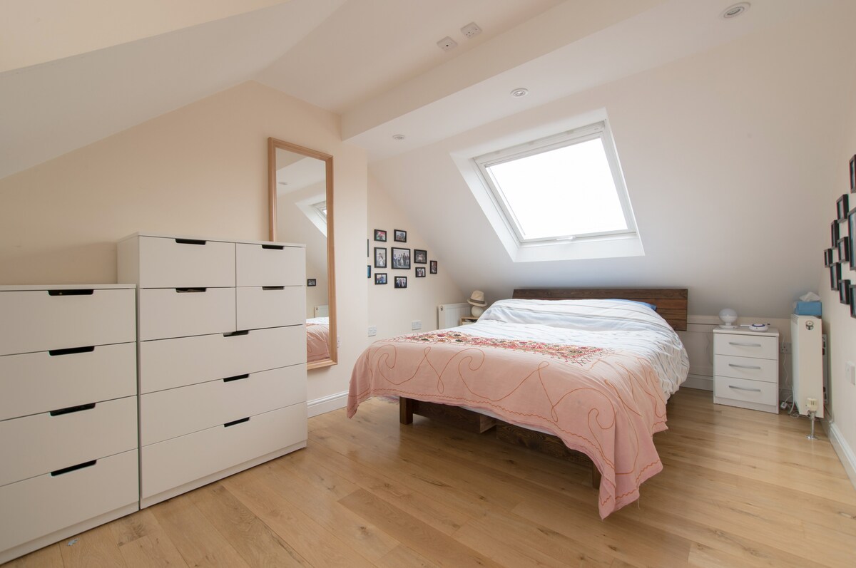 二楼-卧室配备2米宽双人床和带淋浴的套内卫生间